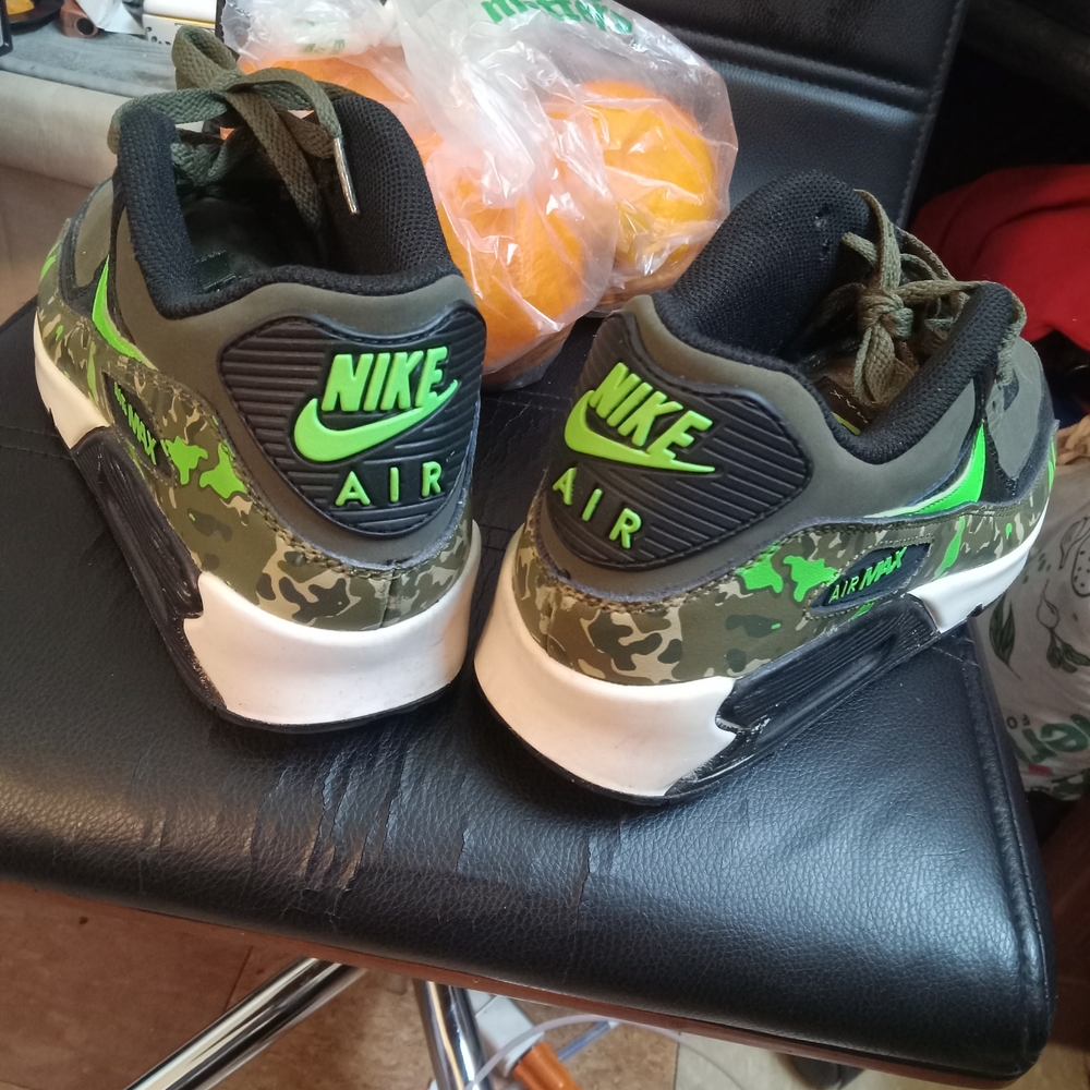 Nikeairmax Rare Edition Size 6Kids Sneakers Bright Green and Black Camo - Picture 4 of 5